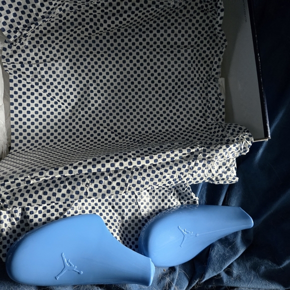 Jordan Athletic Shoes - White and Navy - Picture 4 of 8